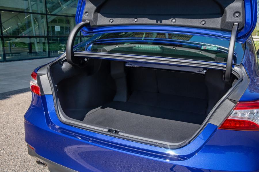 Багажник Toyota Camry Hybrid 2019 года  (UK) (фото 33 из 40)